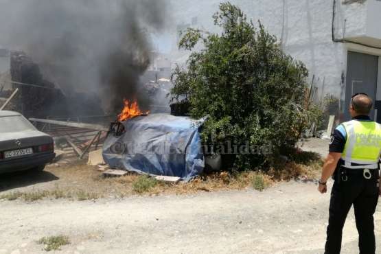 Los bomberos sofocan un pequeño incendio en un solar de La Barranquera (Telde) (Foto TA)