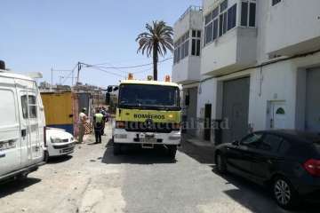 Los bomberos sofocan un pequeño incendio en un solar de La Barranquera (Telde) (Foto TA)