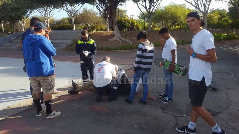 El joven es atendido por personal sanitario de una ambulancia del SUC (Foto TA)