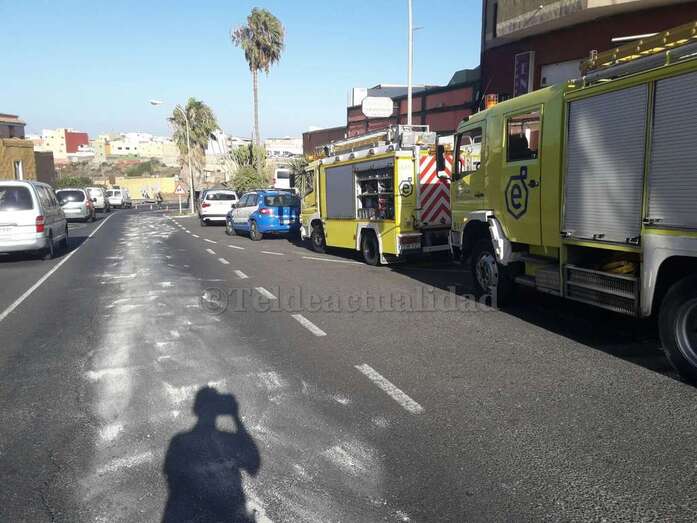 La Policía Local alternó la circulación por el carril que no se vio afectado (Foto TA)