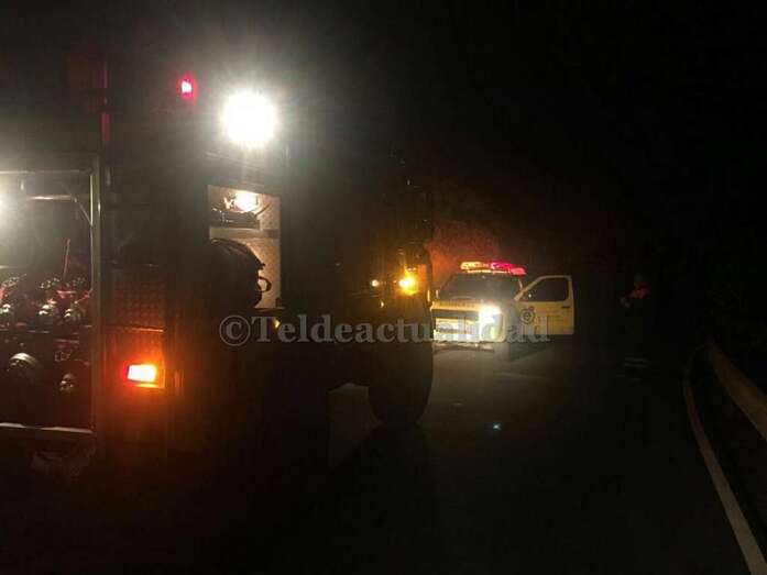 Personal en la zona del incendio de anoche (Foto TA)