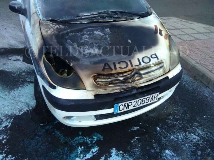 Imagen de uno de los vehículos afectados por el incendio intencionado (Foto TA)