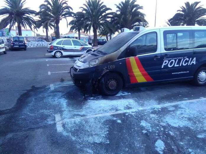 Imagen de uno de los vehículos afectados por el fuego intencionado de esta madrugada (Foto TA)