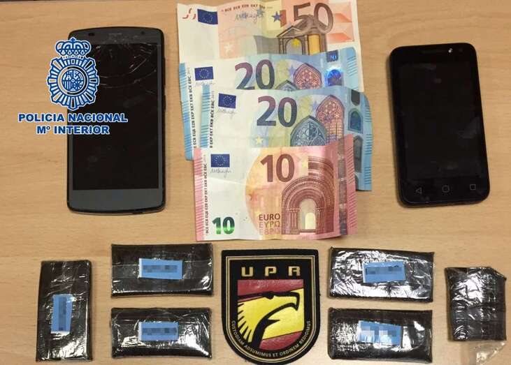 Dinero y droga incautada al detenido (Foto TA)