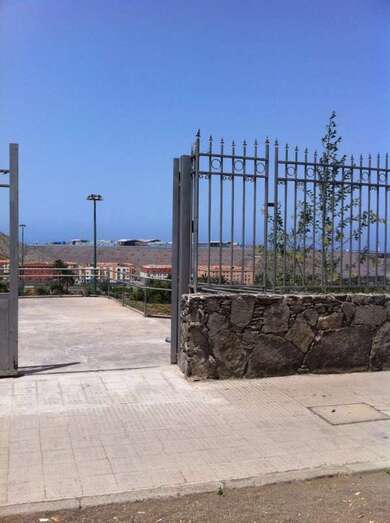 Una de las puertas de acceso al parque del Valle de Jinámar (Foto TA)