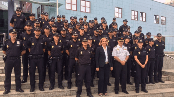 La delegada Mercedes Roldós y el jefe superior de Policía de Canarias, José Antonio Moreno, durante la presentación de los agentes (Foto TA)