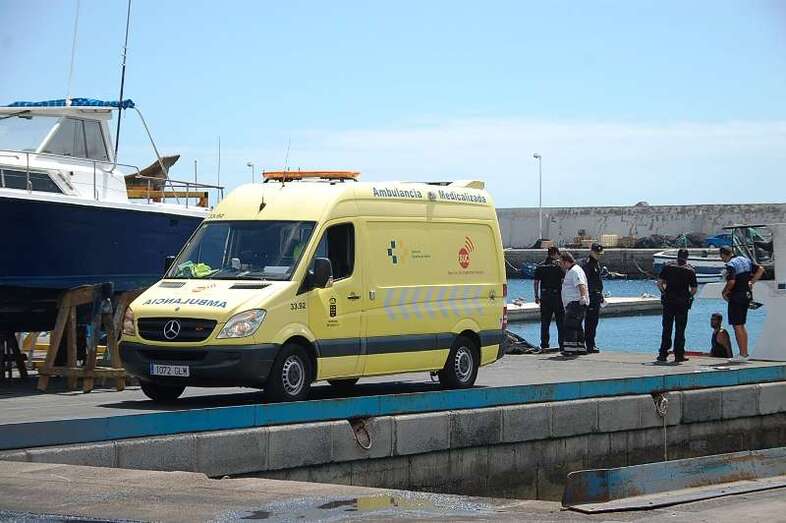 Archivo. Ambulancia del SUC en el muelle deportivo-pesquero de Taliarte (Foto TA)