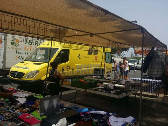 Ambulancia del SUC en el momento de trasladar a la persona que se desmayó (Foto TA)