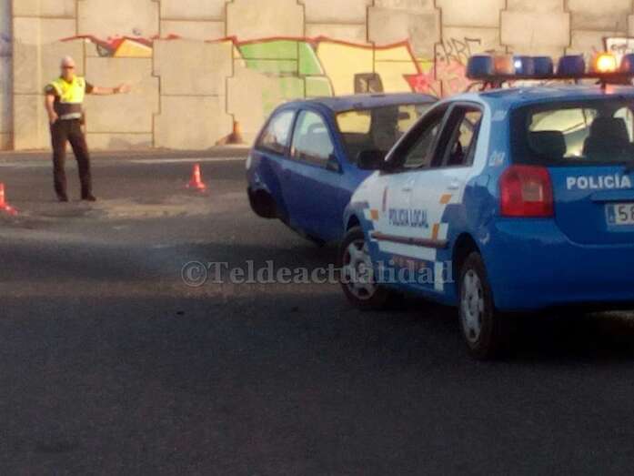El coche que volcó juntó a un vehículo policial, en la zona del accidente (Foto TA)