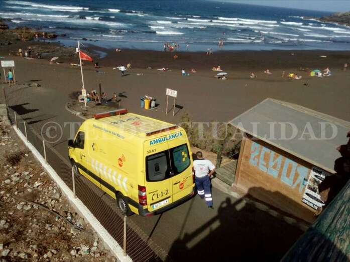 Una ambulancia del SUC evacuó al hombre hasta un centro hospitalario (Foto TA)