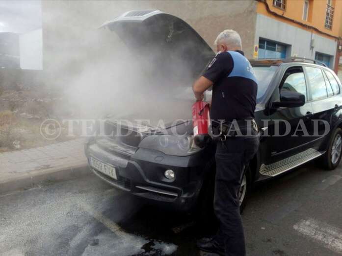 Un agente de la Policía Local sofocando las llamas con un extintor (Foto TA)