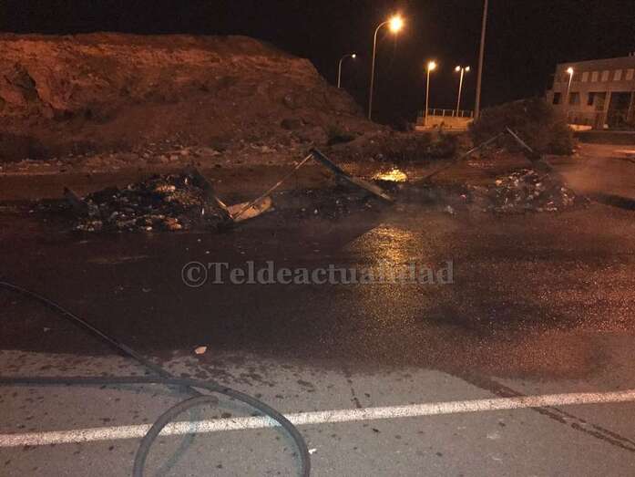 Imagen del estado en que quedó uno de los recipientes quemados esta madrugada en el Valle de Jinámar (Foto TA)