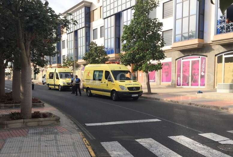 Dos ambulancias, una medicalizada y otra de soporte vital básico asistieron y evacuaron a las víctimas hasta el Hospital Insular (Foto TA)