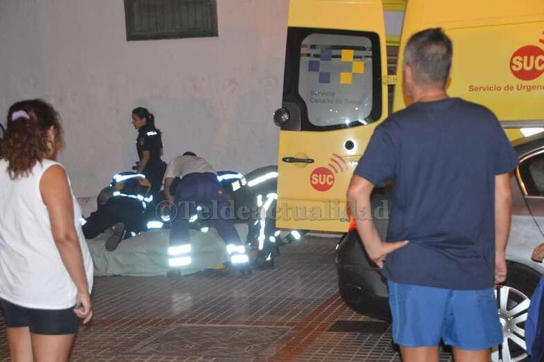 Bomberos y sanitarios atienden a la mujer herida (Foto TA)
