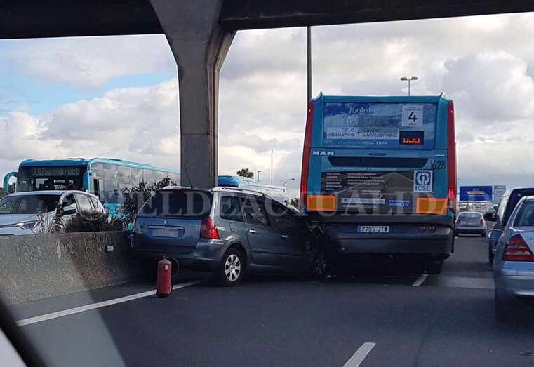 Imagen de la guagua de Global y de uno de los vehículos involucrados en el accidente (Foto TA)