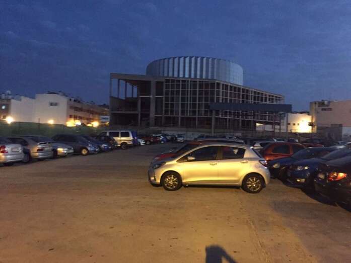 Varias patrullas policiales y dos camiones de bomberos se desplegaron por la zona (Foto TA)