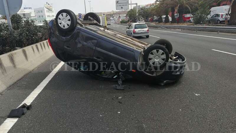 Imagen del vehículo volcado sobre el carril izquierdo de la GC-1 en sentido sur (Foto TA)