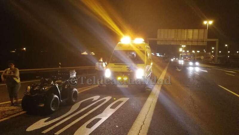 El quad accidentado y una ambulancia de USE Canarias (Foto TA)