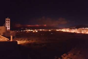 El fuego en la cumbre de Telde visto desde diferentes puntos (Foto TA)