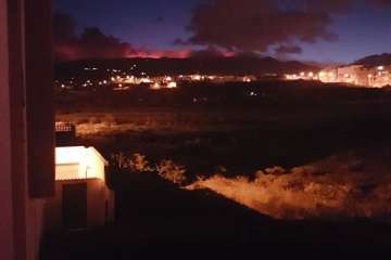 El fuego en la cumbre de Telde visto desde diferentes puntos (Foto TA)