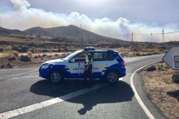 El fuego en la cumbre de Telde visto desde diferentes puntos (Foto TA)