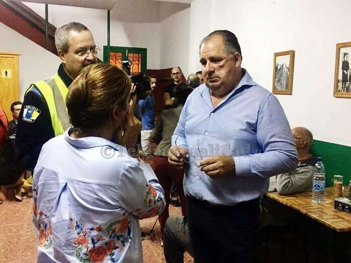 La alcaldesa, el concejal de Seguridad y el jefe accidental de la Policía Local, anoche en la sede social de La Breña (Foto TA)