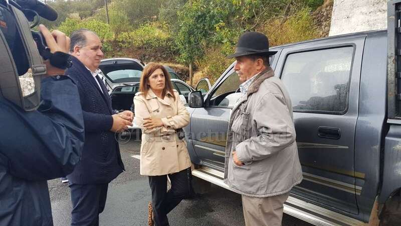 La alcaldesa y el concejal Juan Martel hablan con un vecino de la zona, hace unos minutos (Foto Francisco J. Santana)