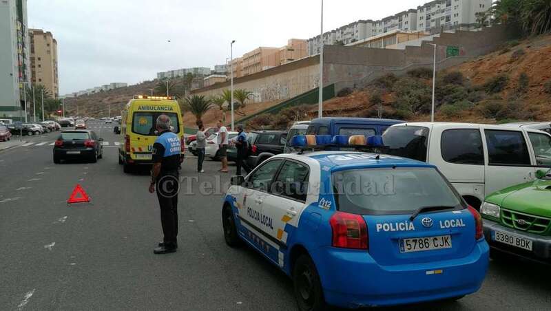 Policía Local y ambulancia en el lugar del accidente, hace unos minutos (Foto TA)