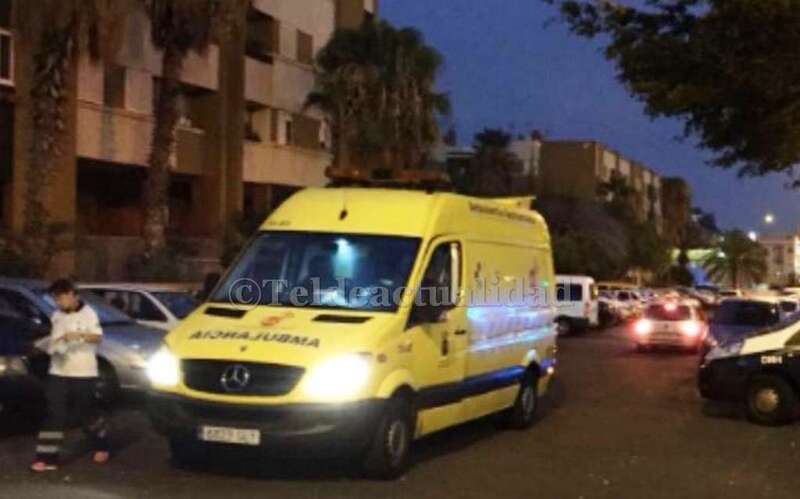 Coche de la Policía Local y una ambulancia del SUC en el lugar de los hechos (Foto TA)