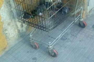 Unidades sanitarizadas y de la Policía Local en el lugar del suceso y estado en que quedó la zona (Foto TAy TRC).