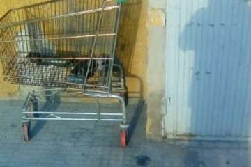 Unidades sanitarizadas y de la Policía Local en el lugar del suceso y estado en que quedó la zona (Foto TAy TRC).