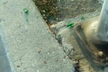 Unidades sanitarizadas y de la Policía Local en el lugar del suceso y estado en que quedó la zona (Foto TAy TRC).