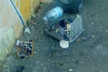 Unidades sanitarizadas y de la Policía Local en el lugar del suceso y estado en que quedó la zona (Foto TAy TRC).