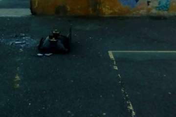 Unidades sanitarizadas y de la Policía Local en el lugar del suceso y estado en que quedó la zona (Foto TAy TRC).