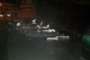 Unidades sanitarizadas y de la Policía Local en el lugar del suceso y estado en que quedó la zona (Foto TAy TRC).