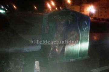 Unidades sanitarizadas y de la Policía Local en el lugar del suceso y estado en que quedó la zona (Foto TAy TRC).