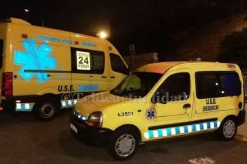 Unidades sanitarizadas y de la Policía Local en el lugar del suceso y estado en que quedó la zona (Foto TAy TRC).