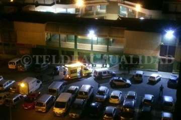 Unidades sanitarizadas y de la Policía Local en el lugar del suceso y estado en que quedó la zona (Foto TAy TRC).