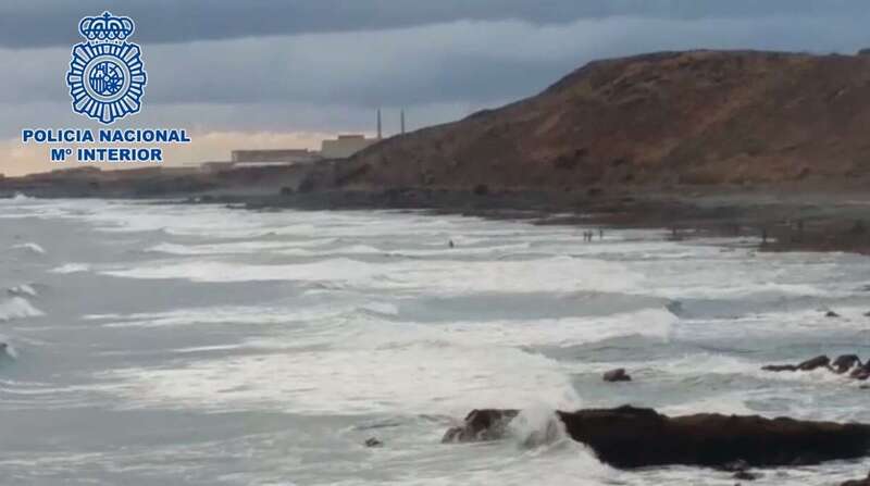 El ahora detenido, adentrándose en el mar en la costa de Jinámar (Foto TA)
