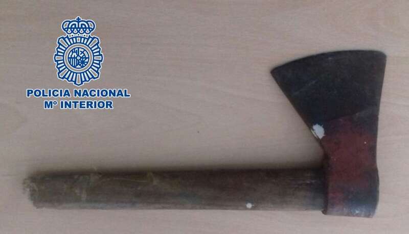 Hacha con la que el detenido intentaba forzar el comercio (Foto TA)