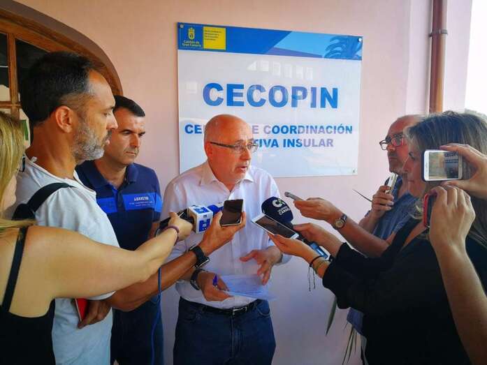 Antonio Morales, días atrás, dando cuenta de la evolución del fuego (Foto TA)