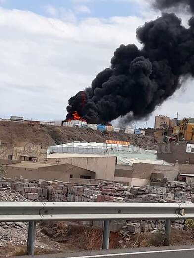 El incendio provocó una densa humareda negra, visible desde todo el municipio (Foto TA)