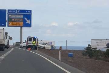 Un turismo se sale de la vía en la GC-1, a la altura de La Estrella (Foto TA)