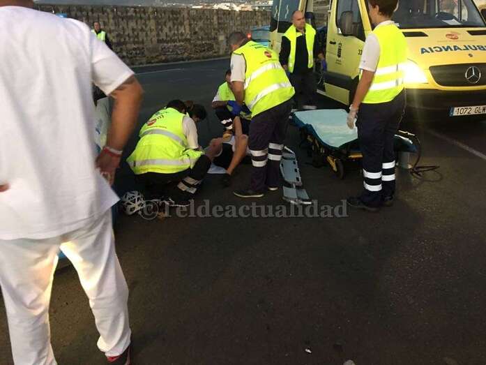 El herido es atendido por personal del SUC (Foto TA)