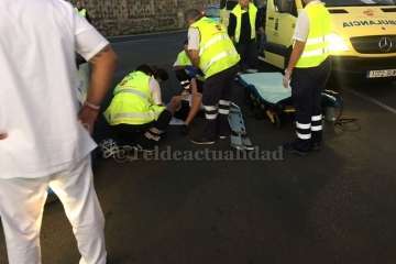 Ciclista inconsciente tras colisionar con un turismo en la carretera de Melenara (Foto TA)