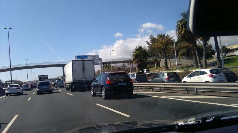 Colas de tráfico originadas por el accidente Foto TA)