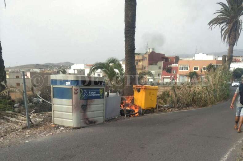 Las llamas afectaron a contendores de varios tipos (Foto TA)