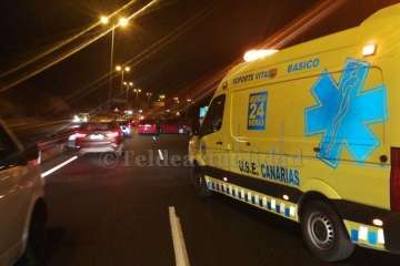 Un vehículo se da a la fuga después de un accidente a la altura de la desaladora de Jinámar (Foto TA)