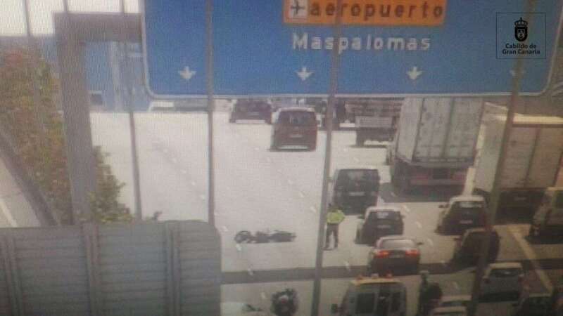 Moto tirada sobre el asfalto en el primer accidente (Foto TA)