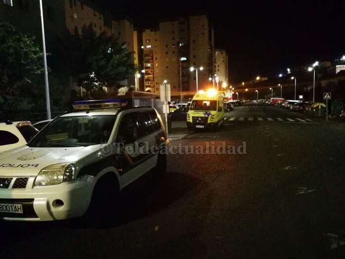 Coche patrulla de la Policía Nacional y una ambulancia de USE, en el lugar de los hechos (Foto TA)